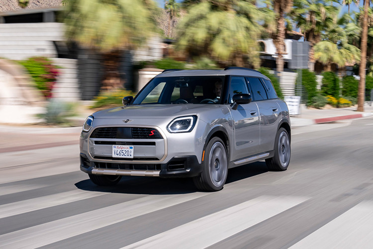  Mini Countryman Mini Countryman hoàn toàn mới chính thức mở bán tại Việt Nam vào ngày 16/12/2024 với hai phiên bản, gồm Countryman C và Countryman S All4. Giá xe Mini Countryman chưa được công bố tại thời điểm ra mắt, trong khi bản cũ có giá khởi điểm khoảng 2,4 tỷ đồng. Countryman 2025 thay đổi về thiết kế, trang bị thêm nhiều tính năng và công nghệ. Tổng thể ngoại hình xe bề thế và cứng cáp hơn nhờ gia tăng chiều dài thêm 140 mm, chiều cao thêm 100 mm. 