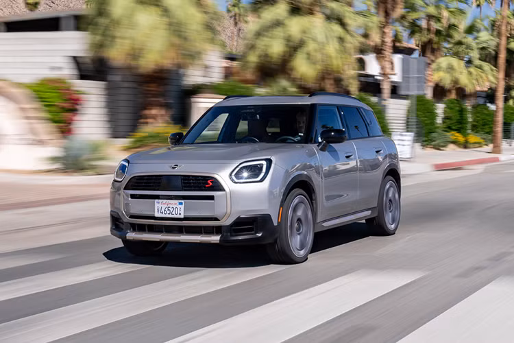  Mini Countryman Mini Countryman hoàn toàn mới chính thức mở bán tại Việt Nam vào ngày 16/12/2024 với hai phiên bản, gồm Countryman C và Countryman S All4. Giá xe Mini Countryman chưa được công bố tại thời điểm ra mắt, trong khi bản cũ có giá khởi điểm khoảng 2,4 tỷ đồng. Countryman 2025 thay đổi về thiết kế, trang bị thêm nhiều tính năng và công nghệ. Tổng thể ngoại hình xe bề thế và cứng cáp hơn nhờ gia tăng chiều dài thêm 140 mm, chiều cao thêm 100 mm. 