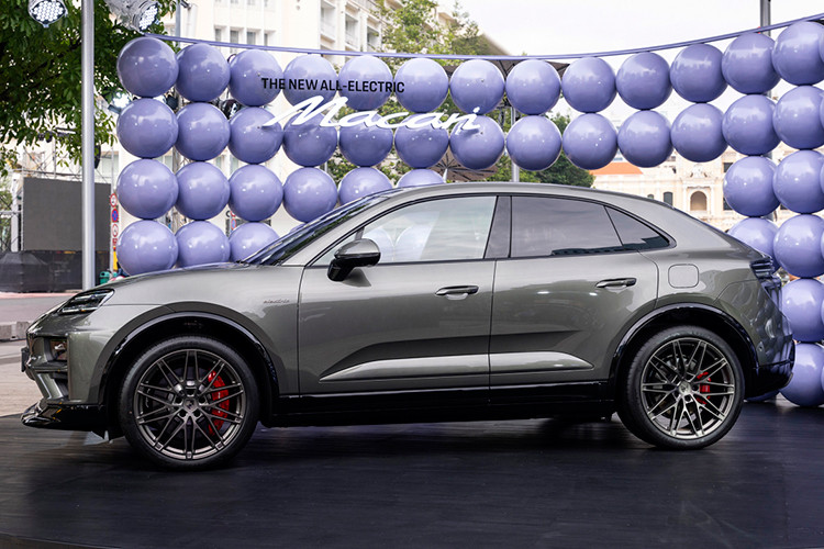 Porsche Macan EV 2025 tại Việt Nam được trang bị dẫn động cầu sau trên bản tiêu chuẩn và 4 bánh ở các bản còn lại với mỗi trục có một môtơ. Pin 100 kWh 800 V trên xe cho tầm hoạt động hỗn hợp khoảng 536-641 km với bản tiêu chuẩn. Bản Macan 4 khoảng 516-613 km và dao động 518-591 km với Macan Turbo.