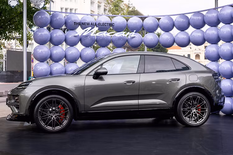 Porsche Macan EV 2025 tại Việt Nam được trang bị dẫn động cầu sau trên bản tiêu chuẩn và 4 bánh ở các bản còn lại với mỗi trục có một môtơ. Pin 100 kWh 800 V trên xe cho tầm hoạt động hỗn hợp khoảng 536-641 km với bản tiêu chuẩn. Bản Macan 4 khoảng 516-613 km và dao động 518-591 km với Macan Turbo.