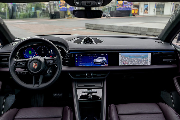 Không gian nội thất xe thoải mái hơn bản máy xăng. Cùng với đó là loạt trang bị hiện đại như: 3 màn hình ở khu vực táp-lô, gồm màn hình giải trí trung tâm 10,9 inch, màn hình thông tin 12,6 inch tích hợp công nghệ thực tế ảo (AR) và màn hình ở ghế lái phụ 10,9 inch. Động cơ Porsche Macan EV có sự khác nhau giữa các phiên bản. 