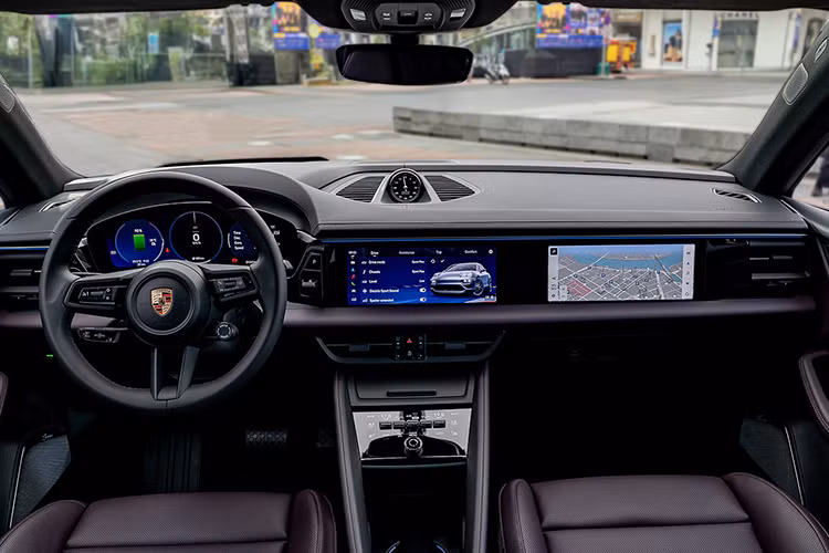 Không gian nội thất xe thoải mái hơn bản máy xăng. Cùng với đó là loạt trang bị hiện đại như: 3 màn hình ở khu vực táp-lô, gồm màn hình giải trí trung tâm 10,9 inch, màn hình thông tin 12,6 inch tích hợp công nghệ thực tế ảo (AR) và màn hình ở ghế lái phụ 10,9 inch. Động cơ Porsche Macan EV có sự khác nhau giữa các phiên bản. 