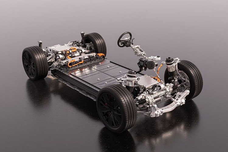 Macan tiêu chuẩn có công suất 360 mã lực, mô-men xoắn 563 Nm, tăng tốc 0-100 km/h trong 5,7 giây. Macan 4 có công suất 402 mã lực và mô-men xoắn 648 Nm, tăng tốc 0-100 km/h trong 5,2 giây, tốc độ tối đa 219 km/h. Macan Turbo có công suất 630 mã lực và mô-men xoắn 1.128 Nm, tăng tốc lên 100 km/h chỉ 3,3 giây, tốc độ tối đa 259 km/h.