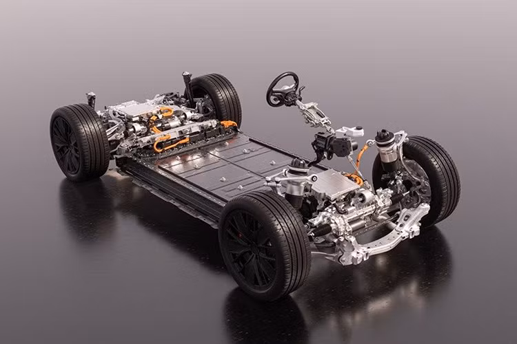 Macan tiêu chuẩn có công suất 360 mã lực, mô-men xoắn 563 Nm, tăng tốc 0-100 km/h trong 5,7 giây. Macan 4 có công suất 402 mã lực và mô-men xoắn 648 Nm, tăng tốc 0-100 km/h trong 5,2 giây, tốc độ tối đa 219 km/h. Macan Turbo có công suất 630 mã lực và mô-men xoắn 1.128 Nm, tăng tốc lên 100 km/h chỉ 3,3 giây, tốc độ tối đa 259 km/h.