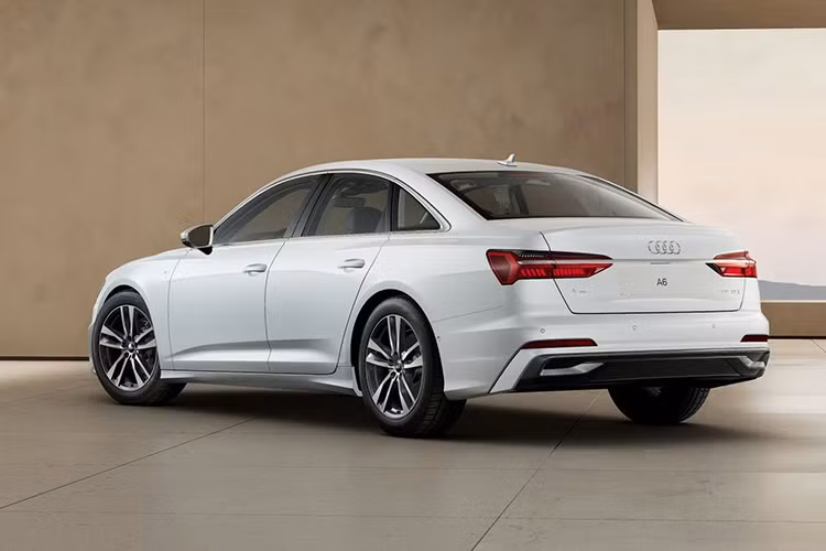 Audi A6 2025 được trang bị động cơ 2.0 tăng áp công suất 190 mã lực, mô-men xoắn cực đại 320 Nm. Động cơ này bổ sung công nghệ mild-hybrid (MHEV), giúp xe chỉ tiêu hao nhiên liệu hết 6,5 lít/100 km, hộp số 7 cấp S tronic, cho khả năng tăng tốc từ 0-100 km/h trong 7,3 giây trước khi đạt tốc độ tối đa 246 km/h. Các tính năng an toàn trên xe nổi bật với kiểm soát hành trình với chức năng giới hạn tốc độ, camera 360, cảnh báo chệch làn, đèn pha thích ứng...