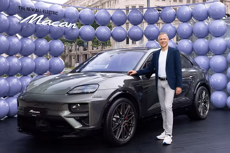  Porsche Macan EV Porsche Macan EV ra mắt Việt Nam vào ngày 18/12/2024, được mở bán song song cùng phiên bản máy xăng. Xe có 4 phiên bản gồm, Tiêu chuẩn (3,48 tỷ đồng), 4 (3,63 tỷ đồng), 4S (4,23 tỷ đồng), Turbo (5,86 tỷ đồng). Macan EV có kiểu dáng mang hơi hướng coupe. Các thông số chiều, rộng, cao có phần nhỉnh hơn bản máy xăng. Thiết kế ngoại thất nổi bật trên Porsche Macan EV chính là dải đèn định vị LED tách rời hẳn đèn pha, lưới tản nhiệt khép kín.