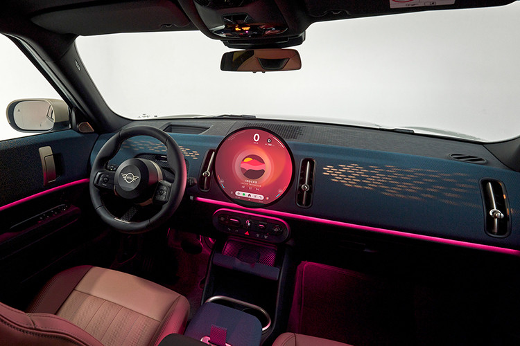 Điểm nhấn mới bên trong Countryman là màn hình OLED tròn không viền, các tính năng có thể điều khiển bằng thanh Mini Toggle Bar mới. Màn hình kính lái HUD; kết nối thông minh Mini Connected qua ứng dụng trên điện thoại, giúp quản lý xe hoặc điều khiển một số tính năng... xe sang MINI Countryman 2025 tại Việt Nam có 2 tùy chọn động cơ.