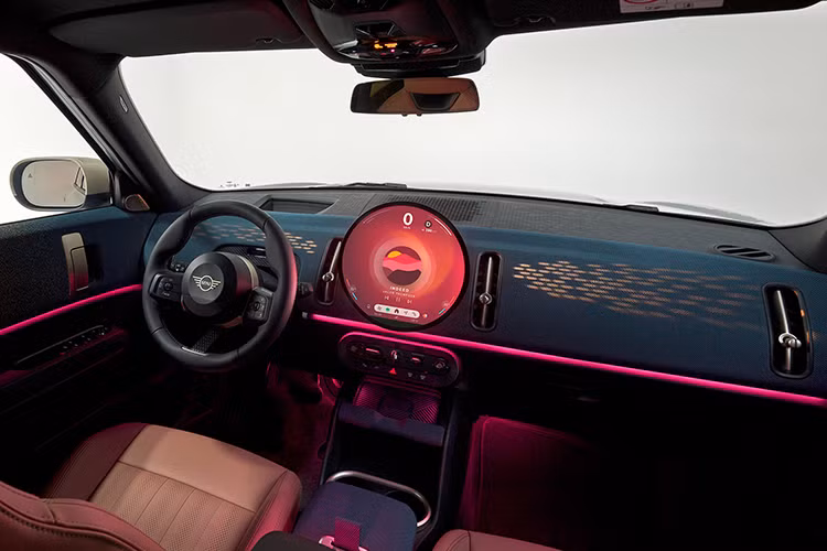 Điểm nhấn mới bên trong Countryman là màn hình OLED tròn không viền, các tính năng có thể điều khiển bằng thanh Mini Toggle Bar mới. Màn hình kính lái HUD; kết nối thông minh Mini Connected qua ứng dụng trên điện thoại, giúp quản lý xe hoặc điều khiển một số tính năng... xe sang MINI Countryman 2025 tại Việt Nam có 2 tùy chọn động cơ.