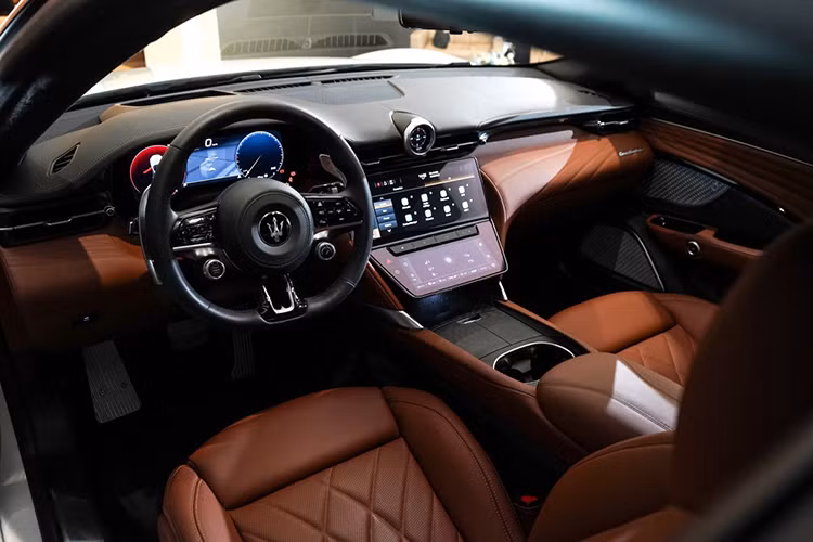 Maserati GranTurismo thế hệ thứ 2 sở hữu số đo chiều dài x rộng x cao lần lượt là 4.959 x 1.957 x 1.409 mm, trục cơ sở ở mức 2.929 mm. Nội thất xe với cả bầu trời công nghệ và sự hào nhoáng với vô-lăng bọc da ba chấu tích hợp các phúm chức năng và hai núm xoay chọn chế độ lái, điều khiển hệ thống treo và khởi động động cơ. Xe được trang bị ADAS cấp độ 1 tiêu chuẩn, có tùy chọn ADAS cấp độ 2 với các tính năng...