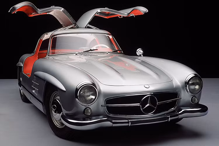 Thêm 1 chi tiết thú vị nữa, chiếc xe này chính là phiên bản đường phố của mẫu W194 nổi tiếng của thương hiệu xe sang Mercedes-Benz, nó cũng đã từng chiến thắng tại giải đua 24 Hours of Le Mans. 