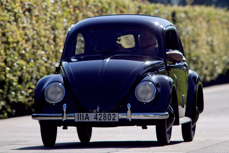 Chiếc xe bắt đầu được sản xuất từ năm 1938 và tiếp tục sản xuất cho tới năm 2003 và tiếp tục làm mới cho đến tận ngày nay. Phiên bản hiện đại của Beetle trình làng vào năm 1998 đã thay đổi động cơ đặt sau và hệ dẫn động RWD thành động cơ đặt trước và hệ dẫn động FWD. 