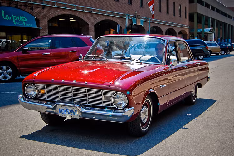 Vào cuối thập niên 50, chiếc Holden ra đời vào chiếm hết thị phần của Ford bởi chiếc Zephyr không làm người dân Úc yêu thích cho lắm. Điều này khiến cho hãng xe Oval xanh phải tìm cách tạo ra Ford Falcon năm 1960 nhằm cạnh tranh với dòng Holden của General Motors. Kết quả của nỗ lực này chính là chiếc Falcon.