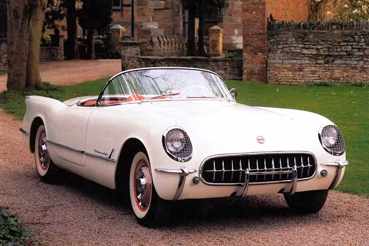 Thế hệ đầu tiên của siêu xe Corvette mang tên C1 đã được trình làng tại triển lãm New York Auto Show 1953. Nó không gì khác hơn 1 chiếc xe mui trần với động cơ 6 xi lanh thẳng hàng, dẫn động cầu sau đơn giản.