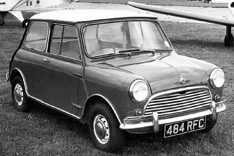 Mini từ lúc mới ra mắt cho đến nay chính là thiết kế nhỏ gọn và tiết kiệm không gian của nó. Thiết kế mang tính cách mạng của Mini tạo ra bởi Sir Alec Issigonis (1906–1988), và được coi như một tầm nhìn chiến lược trong giao thông vận tải công nghiệp lúc bấy giờ.