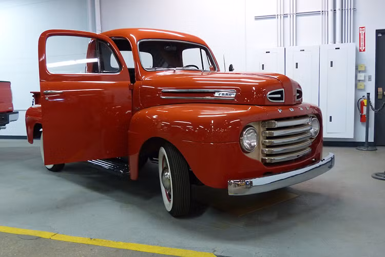 Thế hệ đầu tiên của F-Series chỉ đơn giản là 1 mẫu xe công nông nhưng FoMoCo đã sớm nhận ra tiềm năng của nó và tiếp tục phát triển nó theo hướng xe tải. Bây giờ, ở thế hệ thứ 13 của mình, Ford F-Series đang là mẫu bán tải được ưa chuộng nhất tại Mỹ với thiết kế nam tính, kích thước to lớn và giá bán phù hợp.