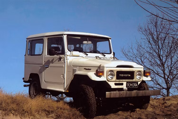 Toyota Land Cruiser chính thức sản xuất số lượng lớn từ năm 1951 với tên gọi Toyota “Jeep” BJ. Và mẫu “Jeep” mang logo Toyota này cũng có khả năng vượt mọi địa hình với các thông số kỹ thuật y chang mẫu xe được làm bởi Willys-Overland.