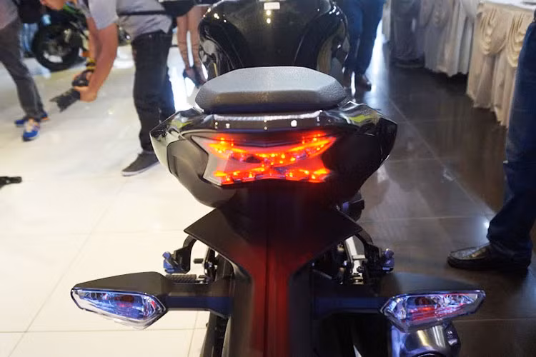 Xe đwocj trang bị đèn hậu LED hình chữ Z phía sau, xi nhan tách rời đặt thấp nhưng so với Z800, cụm đèn hậu của Z900 không ấn tượng bằng.