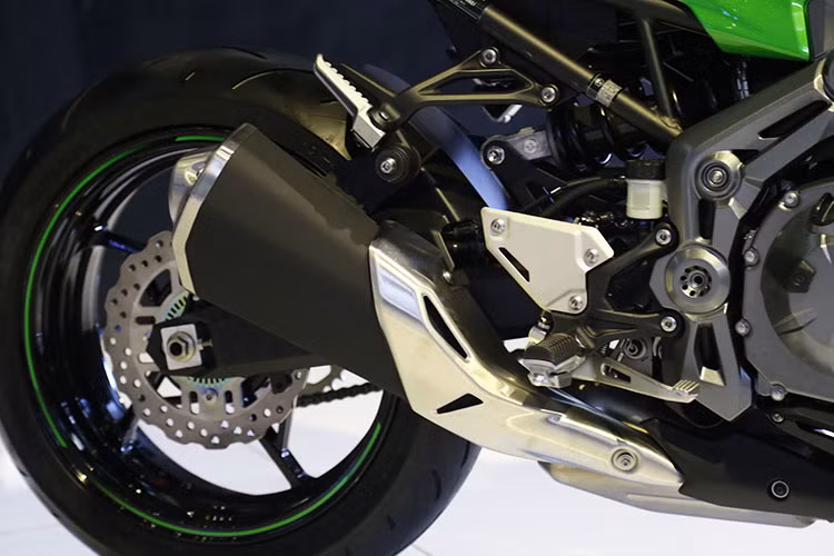 Z900 đã được thiết kế lại hệ thống ống xả để giảm độ ồn. Đặc biệt, động cơ Z900 được bố trí hai xy-lanh bên ngoài dài hơn hai xy-lanh bên trong, điều này giúp xe tăng tốc mượt hơn khi vặn ga và giảm tiếng ồn, đồng thời tiếng máy nghe hay hơn.