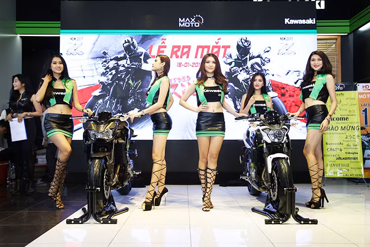 Mẫu xe môtô Kawasaki Z900 ra mắt thị trường Việt Nam khá sớm cùng mức giá 288 triệu đồng. Đây là giá phù hợp với những gì chiếc xe này mang lại. So với thế hệ Z800 trước đây, Z900 được nâng cấp toàn diện, từ ngoại hình cho tới những tính năng bên trong.