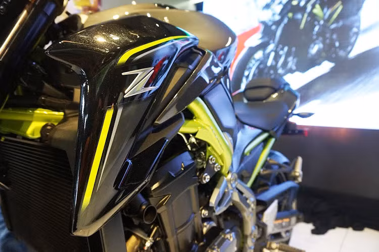 Hộp số được thiết kế lại với tỷ số truyền ngắn, vì vậy khả năng tăng tốc và hoạt động trơn tru hơn. Hệ thống ly hợp chống trượt Assist &amp; Slipper Clutch giúp những tay lái mới không bị phanh động cơ thắng gấp khi sang nhầm số. Hệ thống này được ứng dụng từ những mẫu xe dành cho đường đua như Ninja H2R và Ninja ZX - 10R.