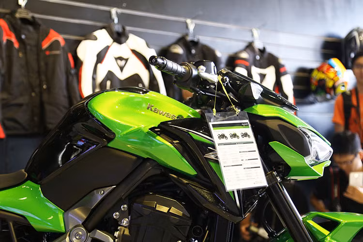 Vốn được thiết kế cho mục đích sử dụng hàng ngày, mẫu naked-bike Z900 phiên bản mới có tư thế ngồi khá thoải mái, thẳng lưng. Với bình xăng thuôn gọn và không bị gồ về phía sau như Z1000, chiếc xe khiến người cầm lái không bị ép bụng mỗi khi bứt tốc.