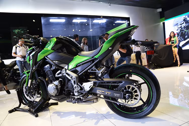 Trên mẫu xe 900cc này, hãng xe máy Kawasaki vẫn trung thành với ngôn ngữ thiết kế Sugomi, từng tạo nên thương hiệu xe môtô của mình trong thời gian qua. Điểm hấp dẫn trên mẫu xe này là khung thép kiểu lưới mắt cáo siêu nhẹ, trọng lượng chỉ 13,5 kg nhưng tăng cường độ cứng.