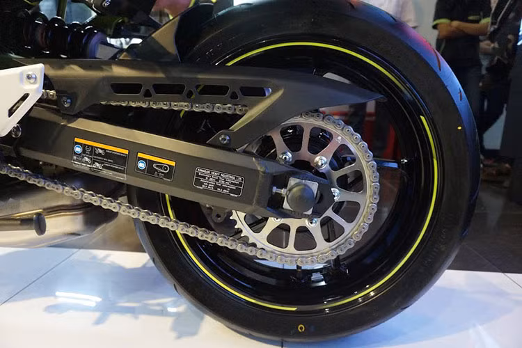 Phía bánh sau của xe được trang bị lốp Dunlop bản 180/55/17, truyền động của nhờ xích 525 để hạn chế sự hao hụt công suất. Phuộc sau của Z900 cũng có khả năng điều chỉnh độ nhún. Phanh đĩa đơn phía sau của Z900 cũng được Kawasaki trang bị hệ thống phanh ABS tiêu chuẩn.