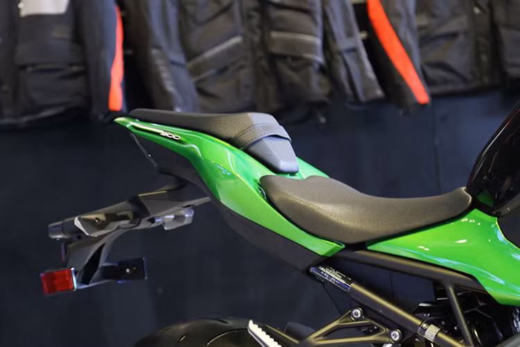 Kawasaki Z900 sở hữu kích thước tiêu chuẩn của một mẫu xe đường phố là 2.065 x 825 x 1065 mm (dài x rộng x cao), cùng chiều dài cơ sở là 1.450 mm, khoảng sáng gầm 130 mm, chiều cao yên xe chỉ vào khoảng 795 mm khá phù hợp với vóc dáng người Việt Nam.