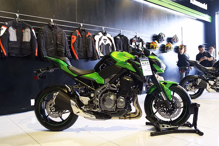 Trong khi phân khúc naked-bike từ 1000 cc trở lên không ngừng được nâng cấp về cả công nghệ lẫn sức mạnh thì những dòng xe khoảng 800 cc lại không nhận được nhiều sự quan tâm. Với mẫu môtô Kawasaki Z900 hoàn toàn mới, Kawasaki muốn thay đổi "định kiến" đó. 