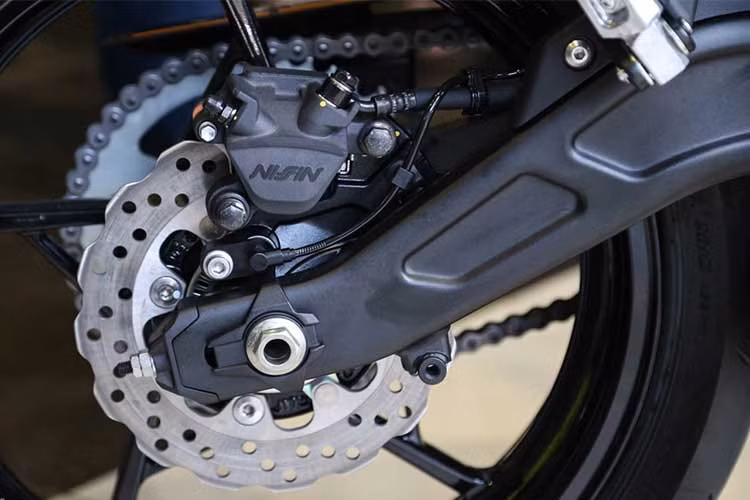 Gắp sau mới rộng tương tự chiều rộng trục sau, tạo nên một đường thẳng từ bạc đạn đến trục sau, gia tăng sức mạnh của hệ thống treo sau. Hệ thống giảm sóc liên kết mới cải thiện sự thoải mái cho người điều khiển và hành khách. Hệ thống treo này cũng giúp gầm cao hơn, dễ hoạt động trên địa hình xấu.