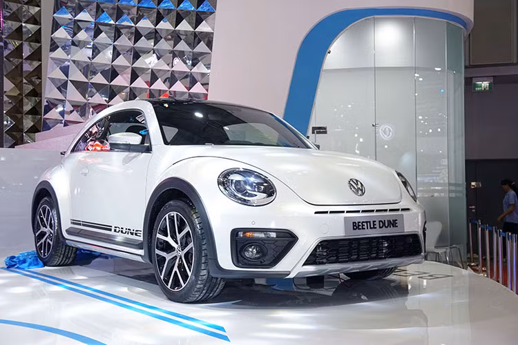 Mẫu xe Volkswagen Beetle Dune 2017 từng được hứa hẹn ra mắt thị trường Việt Nam từ tận năm 2016, nhưng vì nhiều lý do khách quan nên xe đã không thể về kịp. Mãi đến giữa tháng 8/2017 vừa qua, mẫu xe này mới lộ hình ảnh khi được đưa về Việt Nam - và mới đây, mẫu xe mang tên "con bọ" này đã có màn ra mắt chính thức tại triển lãm ôtô VIMS 2017.