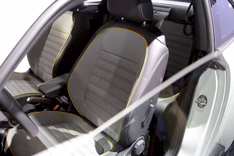 Tuy là mẫu sedan cỡ nhỏ nhưng Beetle Dune 2017 được trang bị các công nghệ đẳng cấp như Hỗ trợ lực phanh khẩn cấp BAS; Chống trượt khi tăng tốc ASR, Kiểm soát độ bám bánh xe với mặt đường ETC, Hệ thống điều chỉnh tăng ga tự động Cruise Control System (CCS), hỗ trợ khởi hành ngang dốc (Hill-Start Assist) với chế độ lái êm dịu…