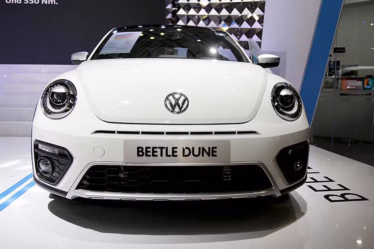 Phần đầu của chiếc xe "con bọ" này được thiết kế cá tính với cản trước bo tròn, thể thao và khỏe khoắn, đèn sương mù đặt trong hốc hút gió lớn màu đen dạng tổ ong. Cụm đèn pha Bi-xenon tích hợp đèn chiếu sáng ban ngày LED với các chức năng “Coming Home” và “Leaving Home”.