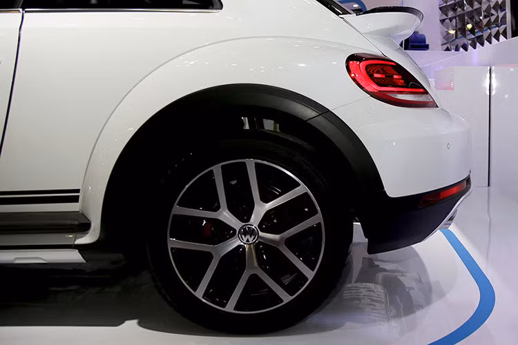 Xe được trang bị bộ mâm hợp kim Canyon 18 inch, 5 cánh chũ Y tông màu độc đáo. Phía dưới cửa xe được trang trí với tấm nhụa ốp đen nhám lớn với tem “Dune”. Đuôi xe có thiết kế đầy thể thao với cánh lướt gió có tích hợp đèn phanh thứ 3, cụm đèn hậu Full-Led là tiêu chuẩn trên Dune thế hệ mới. Gương chiếu hậu chỉnh điện tích hợp xi-nhan báo rẽ.