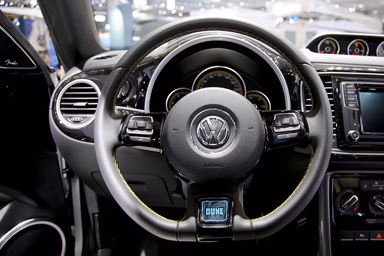 Hệ thống giải trí Composition Media có kết nối Apple CarPlay, Android Auto, Bluetooth, USB, SD,…hệ thống âm thanh 10 loa Fender cao cấp. Các chức năng đáng chú ý bao gồm; điều khiển bằng giọng nói VOICE CONTROL, chức năng Easy-Entry điều chỉnh hàng ghế trước cho phép vào hàng ghế sau dễ dàng, hệ thống MirrorLink kết nối điện thoại thông minh tương tác với giao diện giải trí bên trong xe.