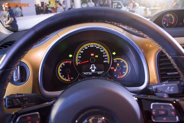 Mẫu xe này còn sở hữu hệ thống chống trộm thông minh, điều khiển khóa cửa từ xa và khởi động bằng nút bấm Start/ Stop. Bộ lộc hơi xăng giúp giảm thiểu ô nhiễm môi trường. Ngoài ra xe còn có hệ thống túi khí gồm 6 túi khí bao quanh (2 túi khí trước, 2 túi khí rèm và 2 túi khí sau).