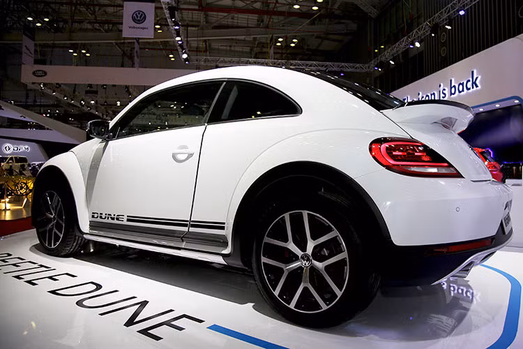 Những thay đổi ở ngoại thất của xe dễ nhận ra nhất bao gồm bodykit thể thao cùng các tấm ốp nhựa xung quanh thân xe, lưới tản nhiệt hạ thấp sát gầm. Ngoài ra, phiên bản này còn có ốp gương màu bạc kim loại với thiết kế góc cạnh và một cánh đuôi đày cá tính gắn bên dưới kính phía sau.