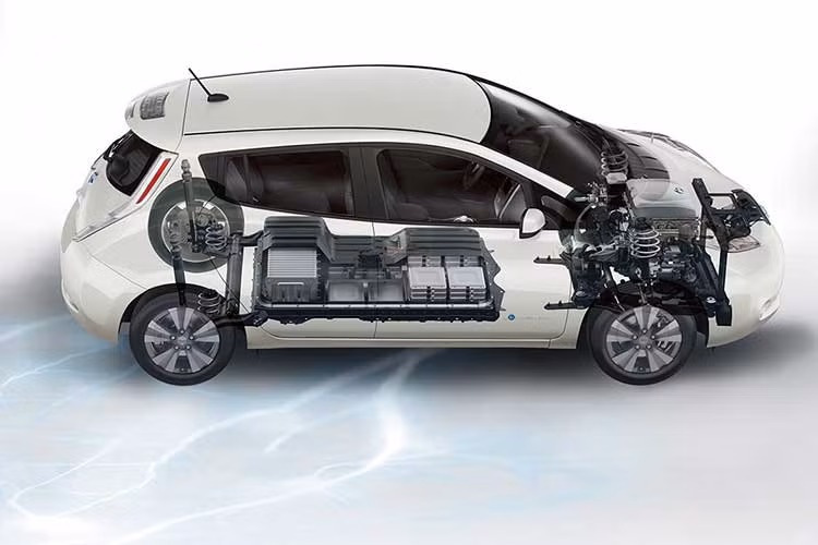 Mẫu xe điện nhà Nissan này cũng có thêm tính năng ProPILOT hiện đại cho phép xe tự lái hoàn toàn trong làn đường cố định và giữ khoảng cách với các phương tiện khác theo tốc độ từ 30 tới 100 km/h.