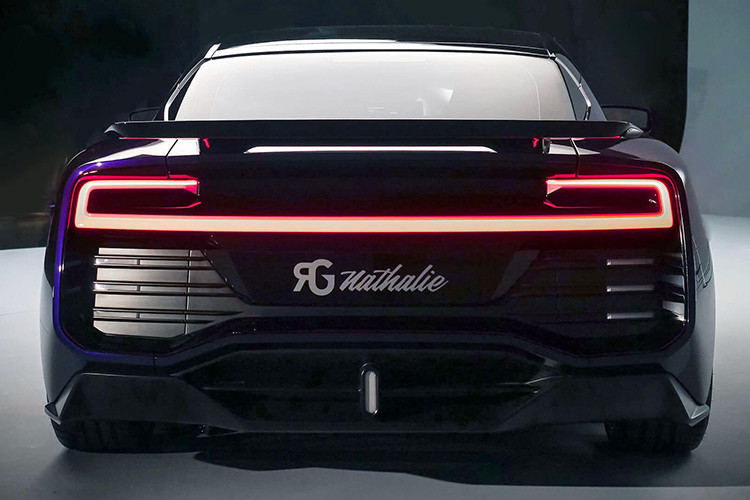 Thay vì đốt cháy methanol như các chiếc xe Mỹ và Brazil thi thoảng thực hiện để làm nguồn nhiên liệu thay thế phục hồi cho xăng, AIWAYS RG Nathalie sẽ sử dụng nhiên liệu dựa trên thực vật giống như pin nhiên liệu hydro, tích trữ năng lượng điện để triển khai thông qua 4 mô tơ điện.