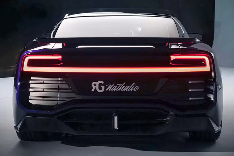 Thay vì đốt cháy methanol như các chiếc xe Mỹ và Brazil thi thoảng thực hiện để làm nguồn nhiên liệu thay thế phục hồi cho xăng, AIWAYS RG Nathalie sẽ sử dụng nhiên liệu dựa trên thực vật giống như pin nhiên liệu hydro, tích trữ năng lượng điện để triển khai thông qua 4 mô tơ điện.