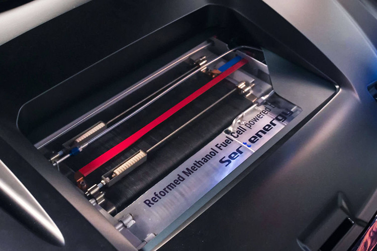 Ngoài ra, AIWAYS còn mang tới Geneva một mẫu xe khác nhắm tới thị trường đại chúng hơn. Mẫu U5 là một chiếc crossover điện, có kích cỡ tương tự Mercedes-Benz EQC hoặc Jaguar I-Pace hơn là Audi e-tron hoặc Tesla Model X, và hứa hẹn giá bán mềm hơn.