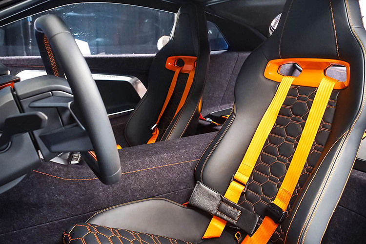 Ngoài ra, mẫu siêu xe RG Nathalie mới này cũng có thể di chuyển quãng đường 1.200 km trước khi cần sạc điện hoặc đổ thêm nhiên liệu. Xe sẽ chỉ sản xuất giới hạn 500 chiếc, và chắc chắn là mỗi chiếc sẽ rất đắt.