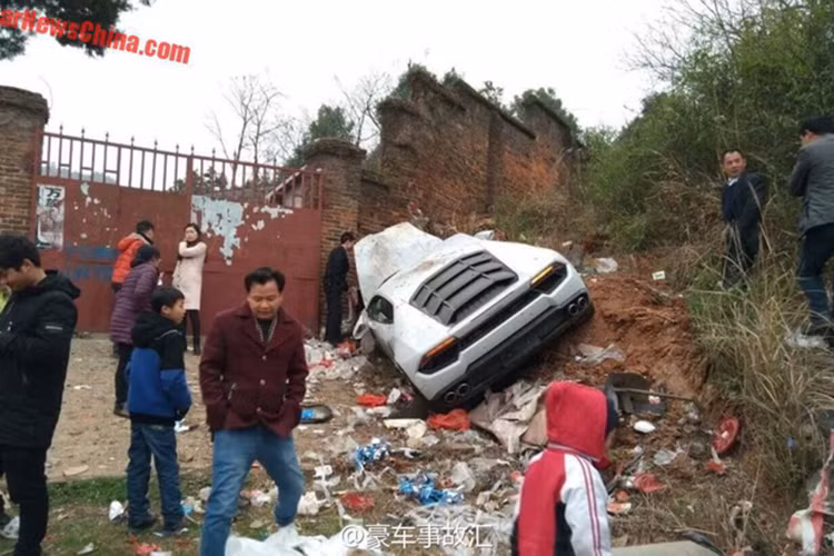 Sieu xe Lamborghini Huracan nam tren bai rac