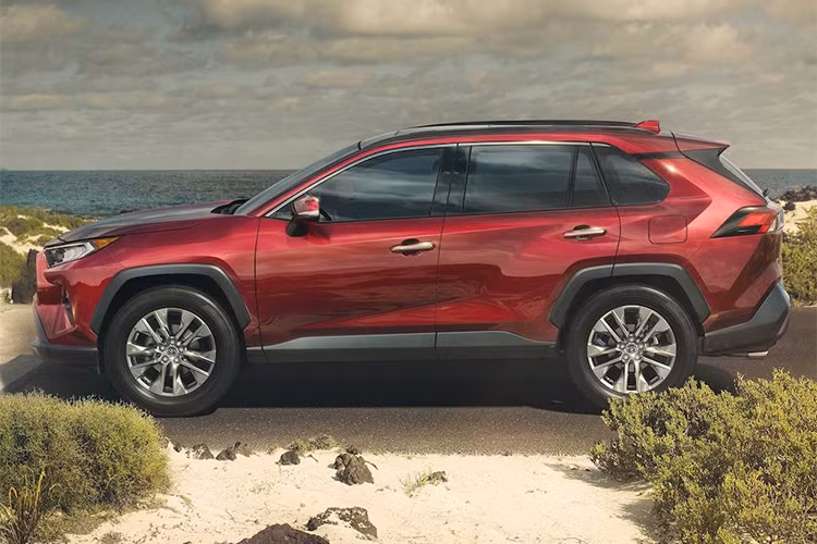 Toyota RAV4 hoàn toàn mới dựa trên nền tảng cấu trúc toàn cầu của TTNGA giúp xe tăng diện tích sử dụng bên trong nhưng vẫn giữ được sự nhỏ gọn như các phiên bản trước. Phần đầu xe sở hữu lưới tản nhiệt mới sang trọng hơn, cụm đèn pha dạng led, cản trước được làm mới...