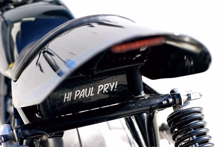 Riêng đèn hậu dạng led được dấu dưới ốp yên khá kín đáo. Yên xe dạng solo đi kèm ốp phía sau mang đúng phong cách cafe racer. 