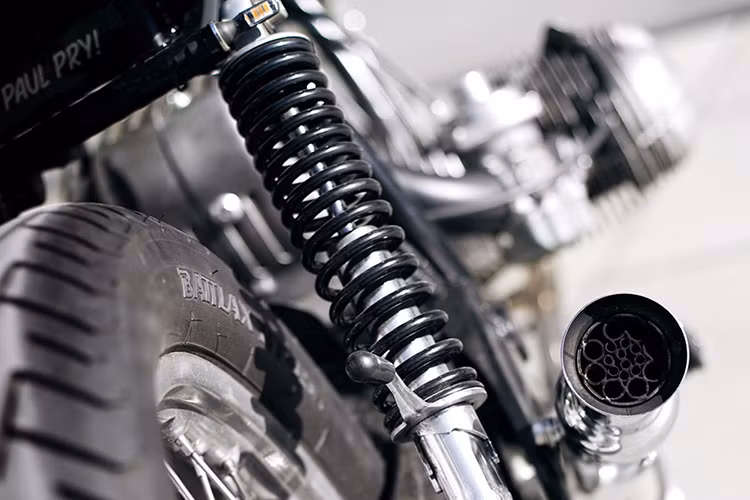 Giảm sóc sau của xe được thiết kế theo phong cách cũ, tuy nhiên nó có thêm bộ phân nâng hạ bằng tay. Ố xả xe cũng được độ lại.