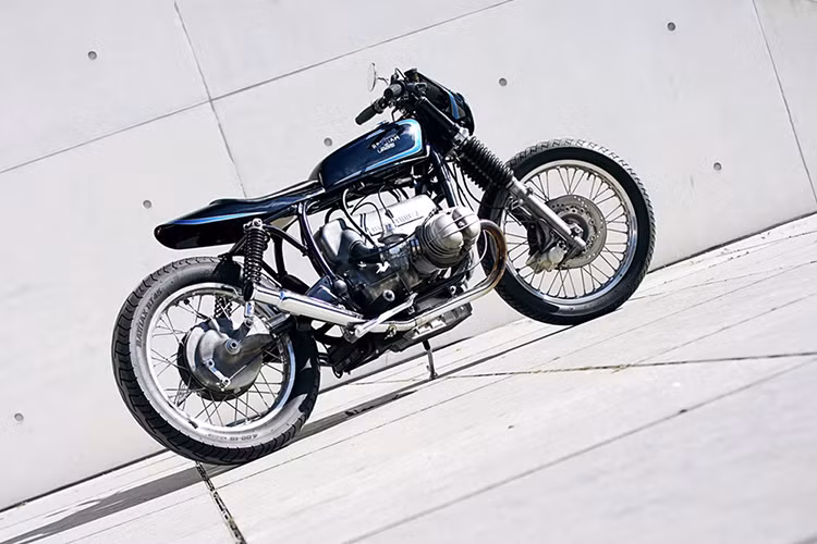 Chiếc xe được độ nguyên bản từ thân xe của R100/7, bình xăng lấy từ Honda CB50. Khung xe cũng được tùy chỉnh lại để phù hợp toàn bộ thiết kế mới của xe.