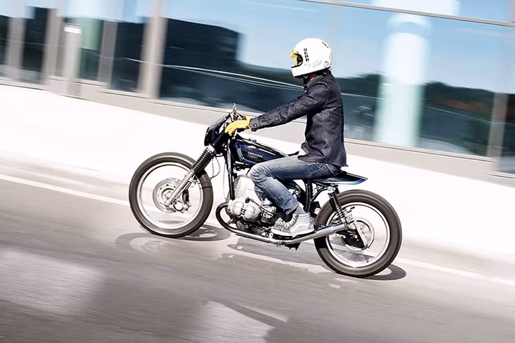 Ba thập kỷ trôi qua, nhưng R100 vẫn là một cỗ máy du lịch tuyệt vời nhất từ trước đến này theo nhiều tín đồ chơi dòng xe này đánh giá. Với BMW R100 cũng là nguồn cảm hứng cho các thợ độ ở khắp nơi trên thế giới.