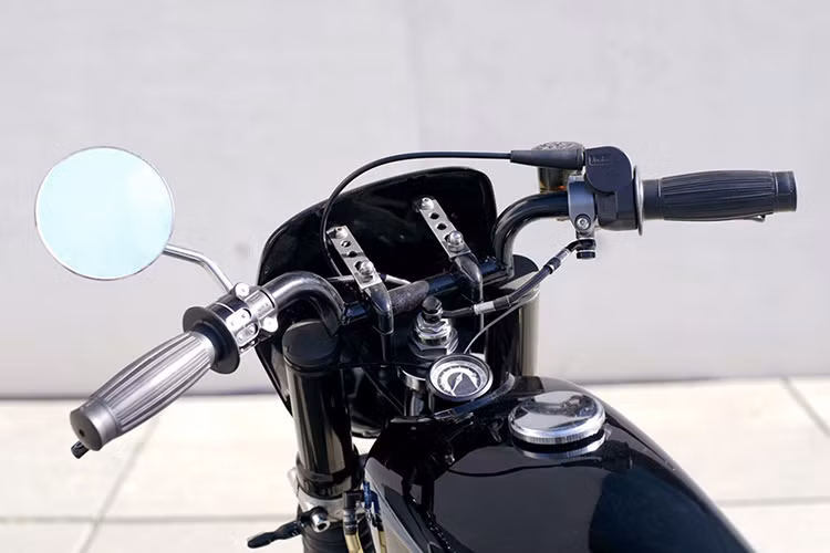 Tay lái của xe được sửa đổi để phù hợp với các bộ phận điều khiển, dây phanh được làm bằng thép không gỉ chạy qua ống tay lái. Đồng hồ công tơ mét chế lại nhỏ xinh đạt sát bình xăng.