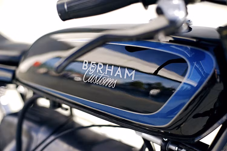Bình xăng nhỏ được thiết kế thuôn dài, logo cách điệu của hãng độ Berham Customs của BMW tại Berlin cũng được đính vào.